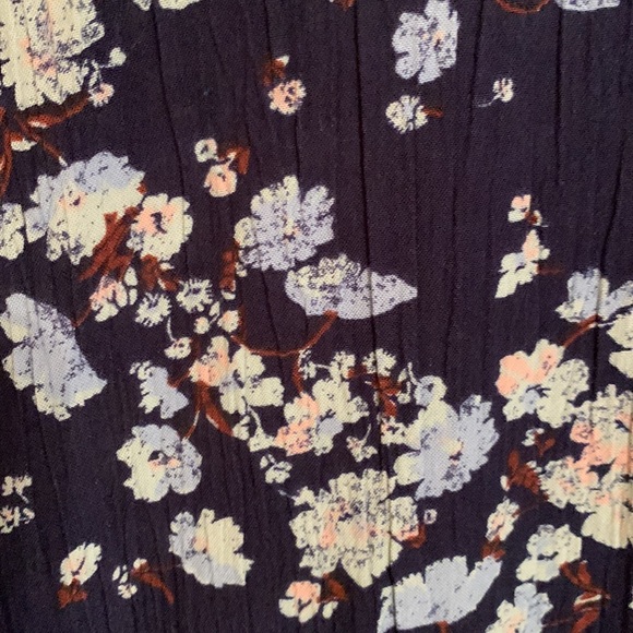 Maurice’s gently used short sleeved shirt - Picture 2 of 3